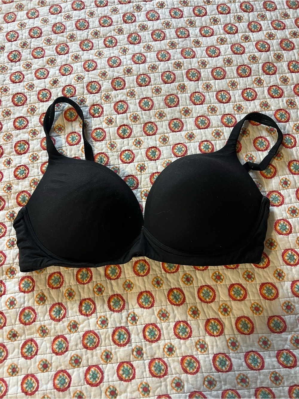 Victoria’s Secret Black No Wire Bra size 36DD. Great used condition, smoke free